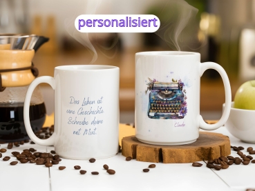 Zwei weiße Keramiktassen mit personalisiertem Schreibmaschinen-Design. Eine Tasse zeigt eine detaillierte Vintage-Schreibmaschine im Aquarellstil mit floralen Elementen und einem individuellen Namen. Die andere Tasse trägt das inspirierende Zitat „Das Leb
